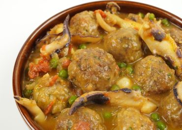 Sípia amb pèsols i mandonguilles: la recepta tradicional catalana de Can Parera (Viladamat)